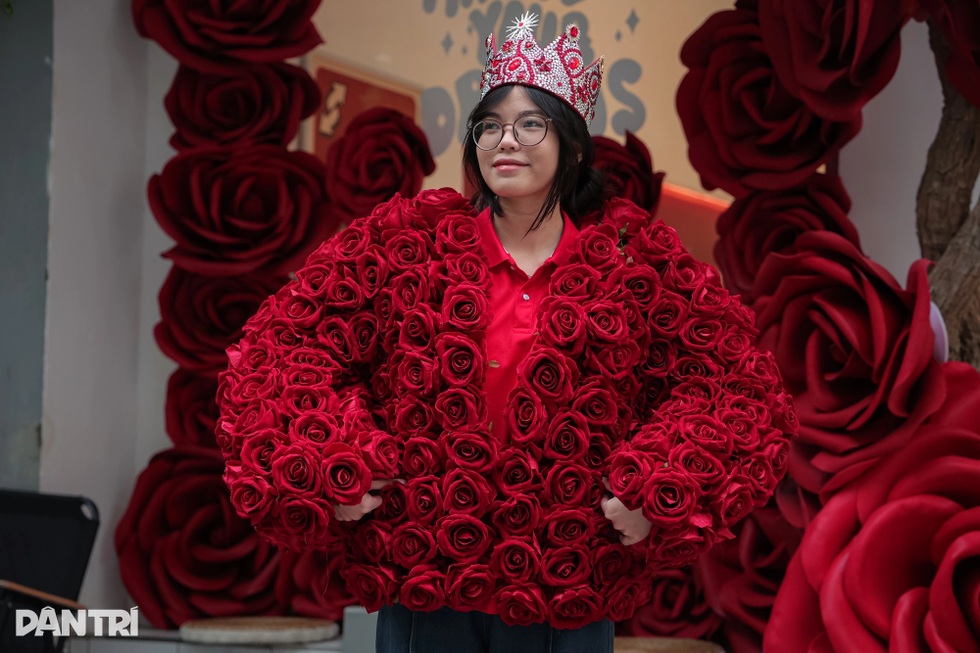 Quán cà phê ở Hà Nội gây sốt vì cho khách mặc áo hoa hồng giống G-Dragon - 2