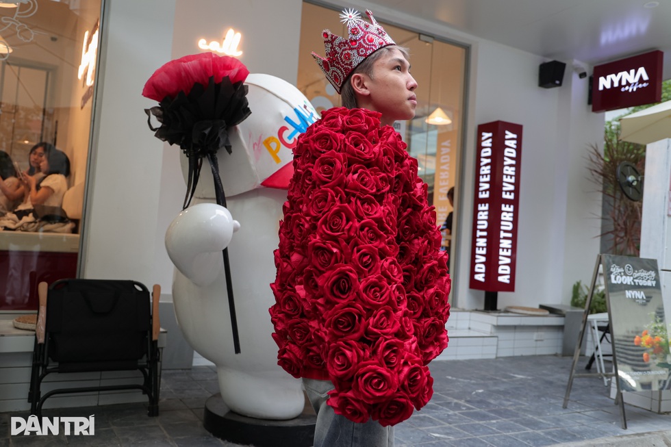 Quán cà phê ở Hà Nội gây sốt vì cho khách mặc áo hoa hồng giống G-Dragon - 3