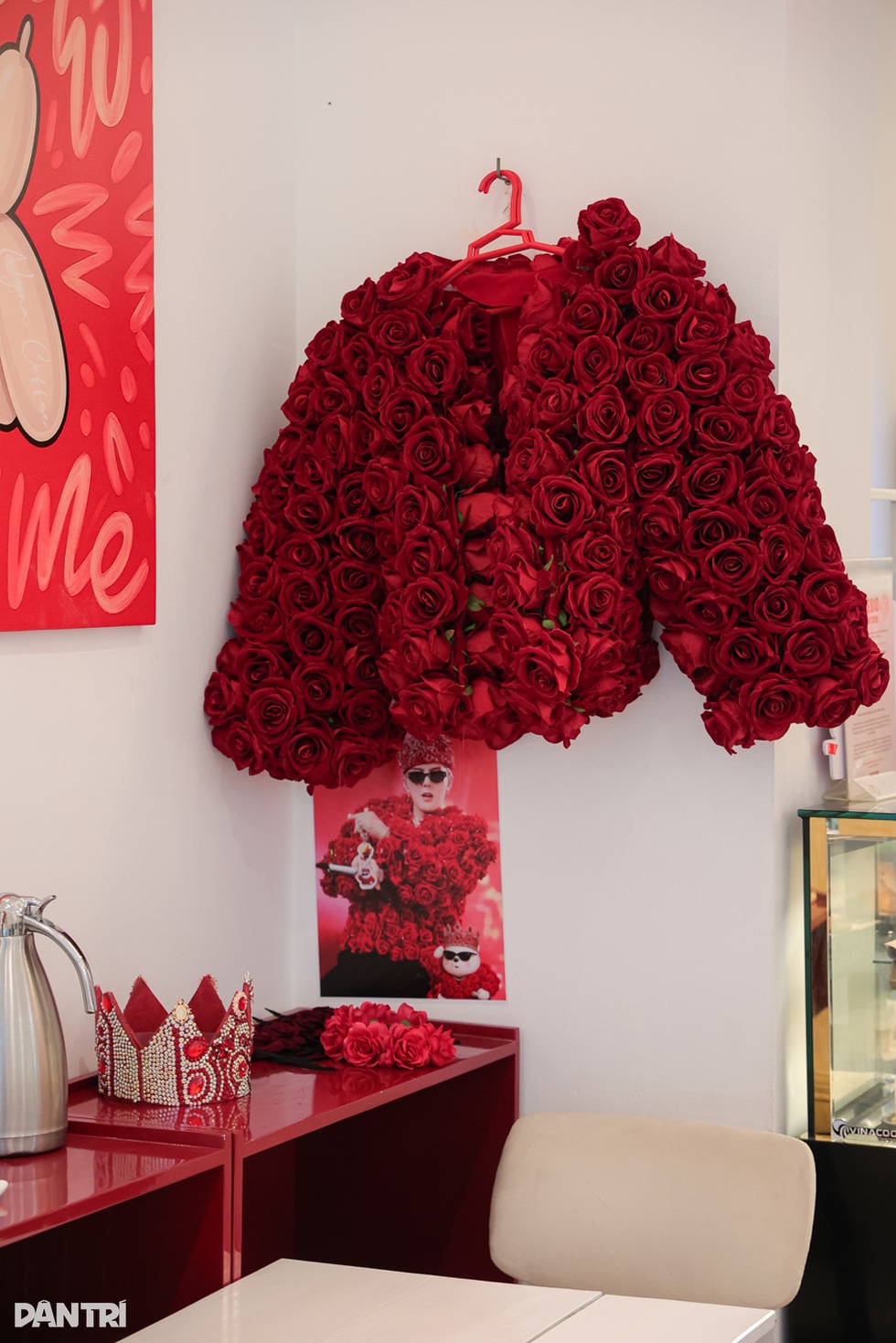 Quán cà phê ở Hà Nội gây sốt vì cho khách mặc áo hoa hồng giống G-Dragon - 4