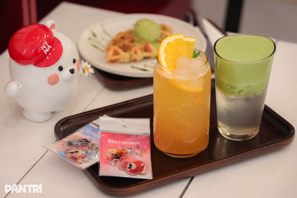 Quán cà phê ở Hà Nội gây sốt vì cho khách mặc áo hoa hồng giống G-Dragon - 6