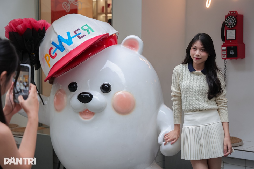 Quán cà phê ở Hà Nội gây sốt vì cho khách mặc áo hoa hồng giống G-Dragon - 7