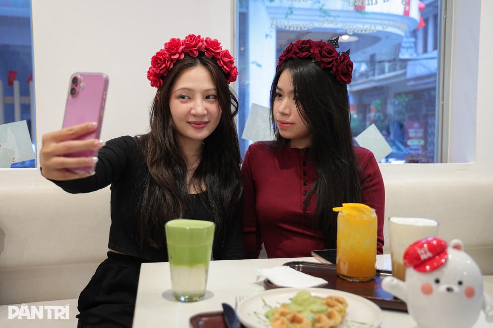 Quán cà phê ở Hà Nội gây sốt vì cho khách mặc áo hoa hồng giống G-Dragon - 8
