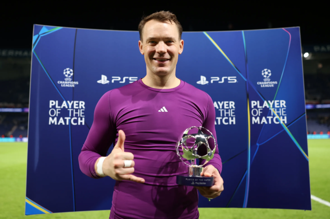 Manuel Neuer cùng danh hiệu cầu thủ hay nhất trận. Ảnh: UEFA