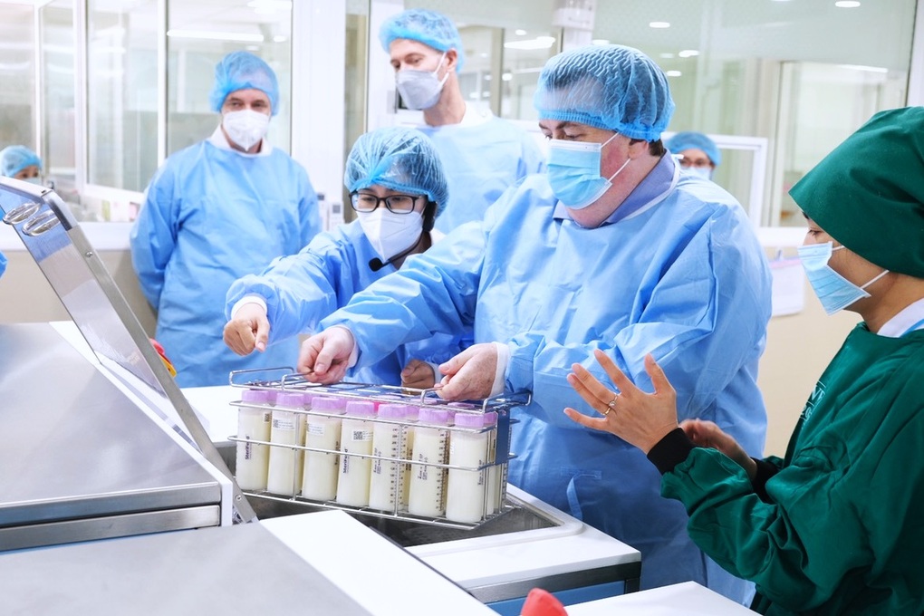 Bác sĩ Bệnh viện Từ Dũ: Không thể xem sữa mẹ là dạng thực phẩm đơn thuần - 2