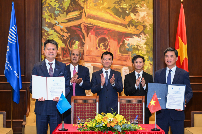 Bộ trưởng Nguyễn Mạnh Hùng chứng kiến lễ ký kết bản ghi nhớ hợp tác giữa WIPO và Cục Sở hữu trí tuệ. Ảnh: Giang Huy