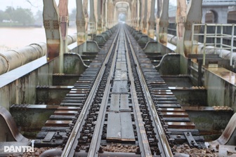 Cầu đường sắt qua sông Hương 3 lần liên tiếp "chèn đá" chống chọi lũ lớn
