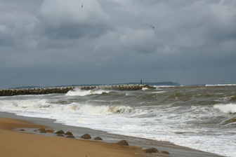Diễn biến mưa gió tại miền Trung trước giờ bão Kalmaegi đổ bộ
