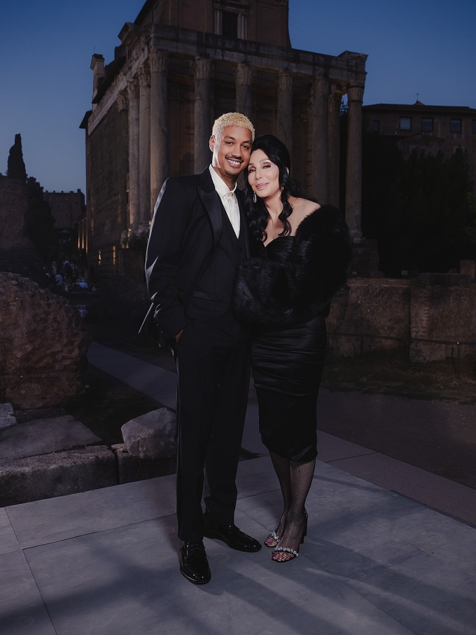 Cher e ấp bên bạn trai trong sự kiện thời trang hồi tháng 7. Ảnh: Instagram/ Cher