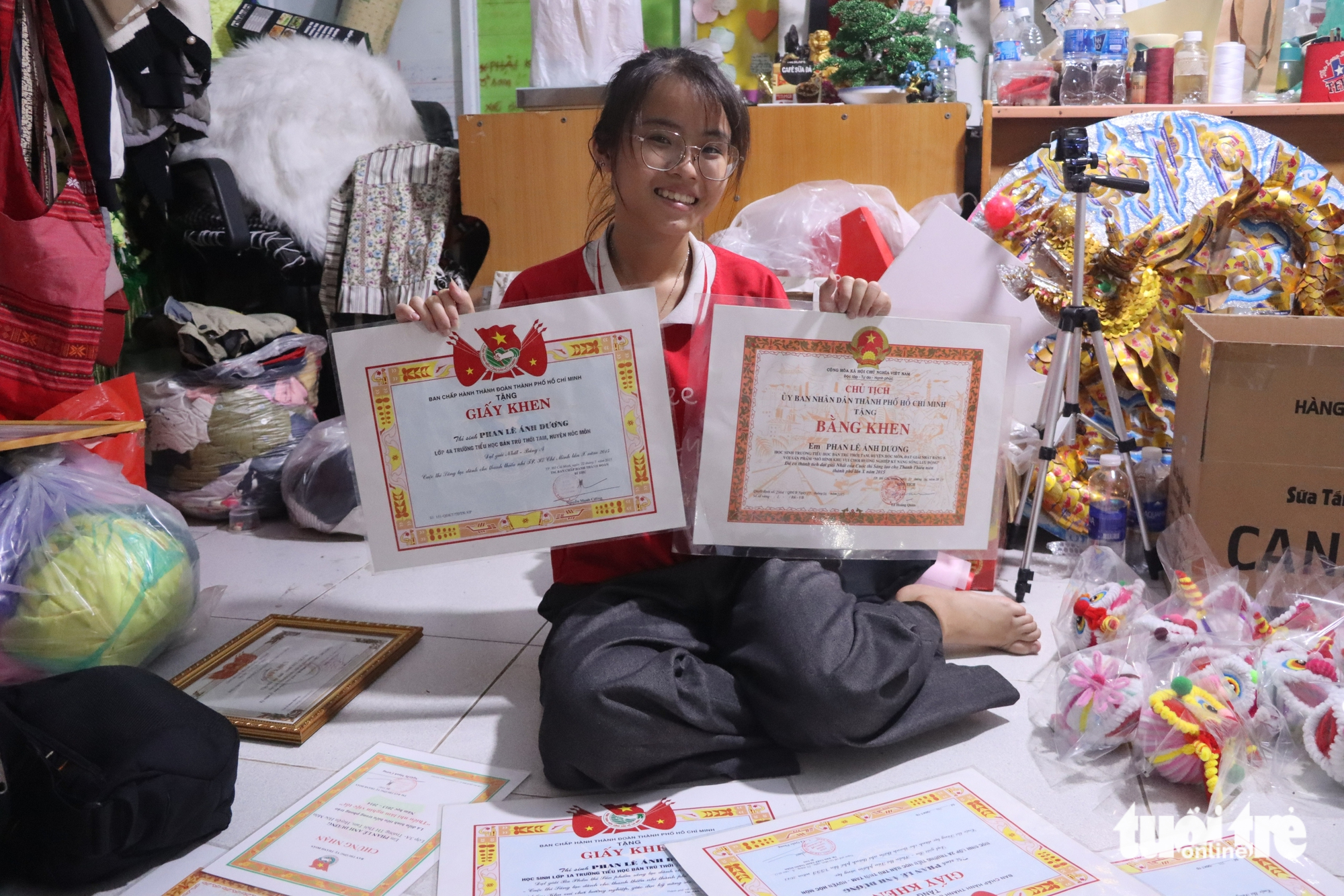 Cha khiếm thị và mẹ ung thư, nữ sinh ‘dám’ nghỉ học 2 năm kiếm tiền, đoạt nhiều giải thưởng sáng tạo - Ảnh 5.