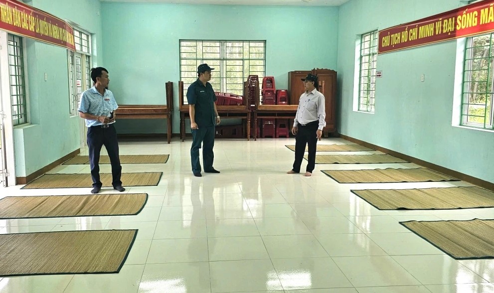 Bầu trời Quảng Ngãi xám xịt trước khi bão số 13 Kalmaegi đổ bộ - Ảnh 2.