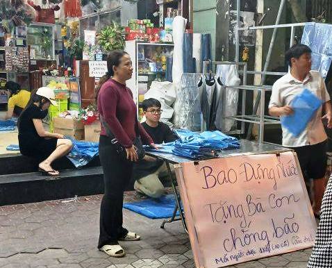 Bầu trời Quảng Ngãi xám xịt trước khi bão số 13 Kalmaegi đổ bộ - Ảnh 3.