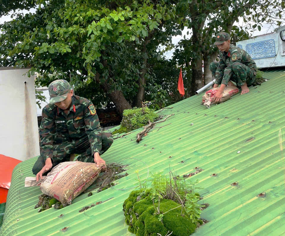 Bầu trời Quảng Ngãi xám xịt trước khi bão số 13 Kalmaegi đổ bộ - Ảnh 4.