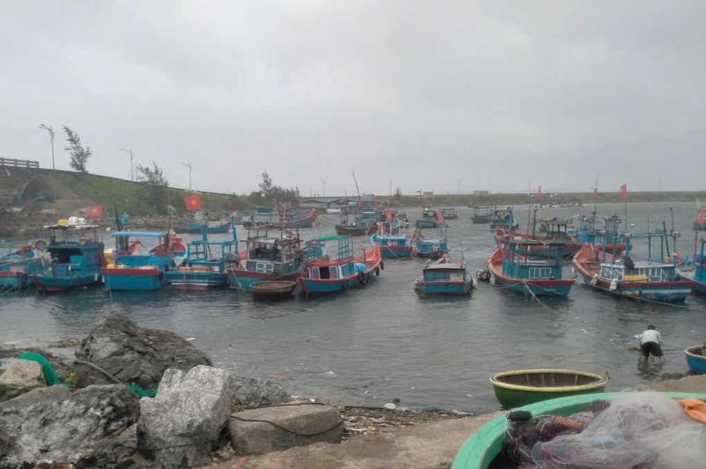 Diễn biến mưa gió tại miền Trung trước giờ bão Kalmaegi đổ bộ - 4