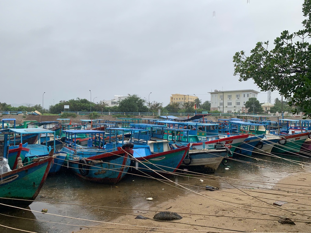 Diễn biến mưa gió tại miền Trung trước giờ bão Kalmaegi đổ bộ - 6