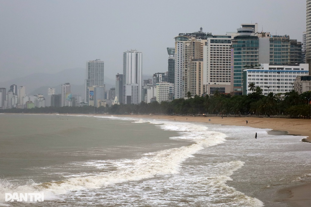 Diễn biến mưa gió tại miền Trung trước giờ bão Kalmaegi đổ bộ - 7