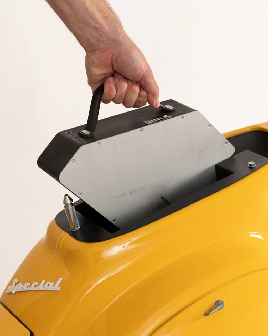 Biến Vespa cổ thành xe điện với bộ chuyển đổi “cắm là chạy”, giá 120 triệu - 3