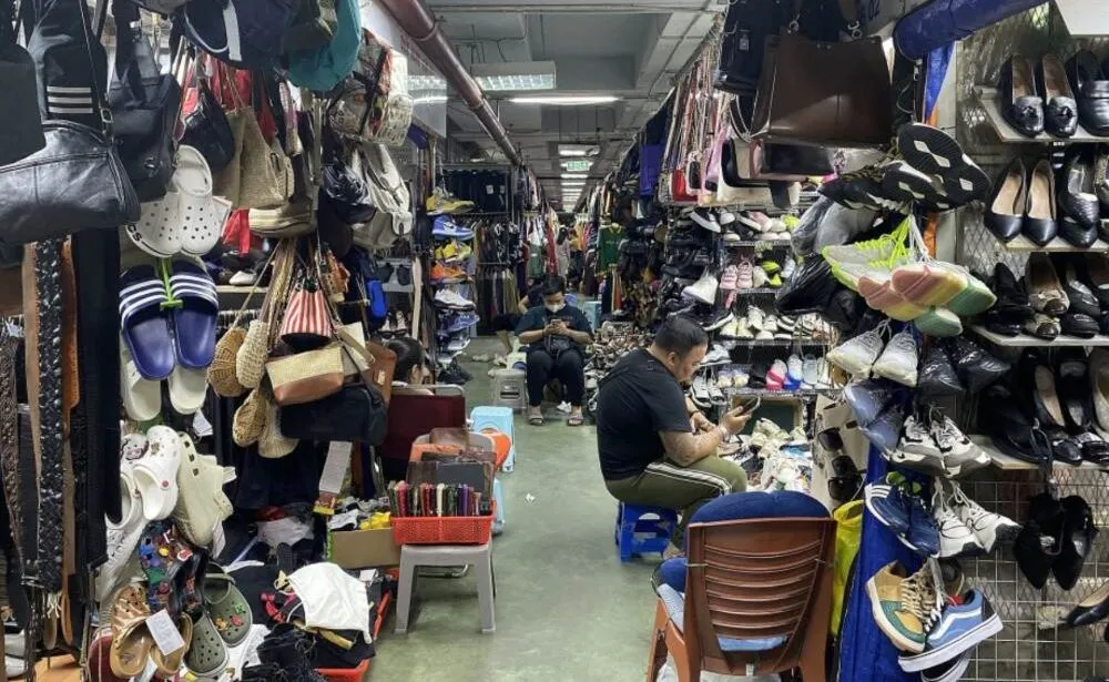 Ngành thuế cho biết, hộ kinh doanh chuyển sang kê khai không cần mua phần mềm, nộp lệ phí. Ảnh: MINH TRÚC hộ kinh doanh chợ hàng da 1.jpg