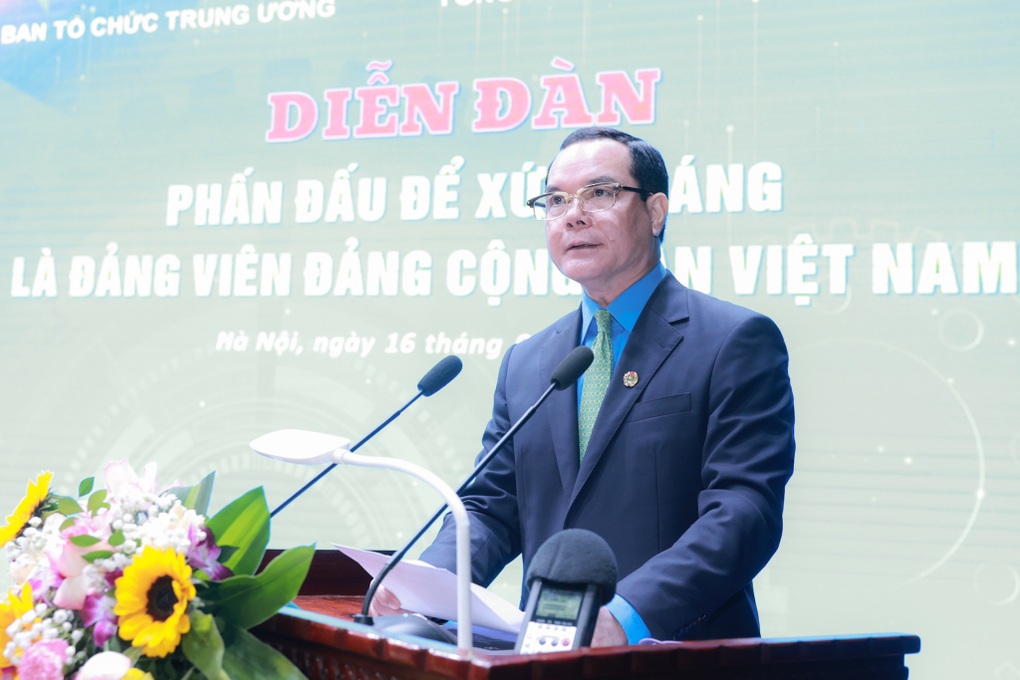 Công nhân nỗ lực để được đứng trong hàng ngũ của Đảng - 2