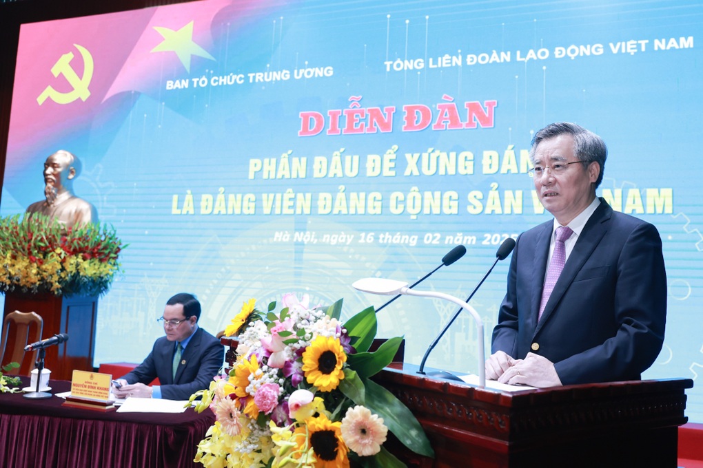 Công nhân nỗ lực để được đứng trong hàng ngũ của Đảng - 3