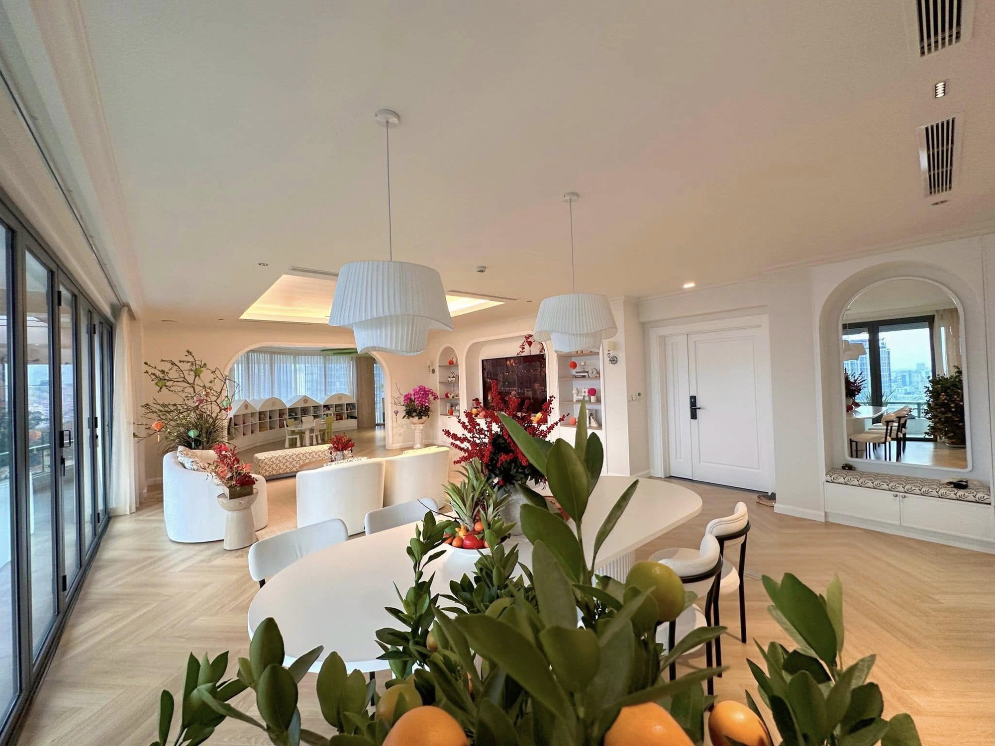 Bất động sản của các nghệ sĩ Việt: Hà Anh Tuấn có duplex trăm tỷ, Đặng Thu Thảo ở biệt thự quận 1, Lý Nhã Kỳ sở hữu cả một lâu đài- Ảnh 18.