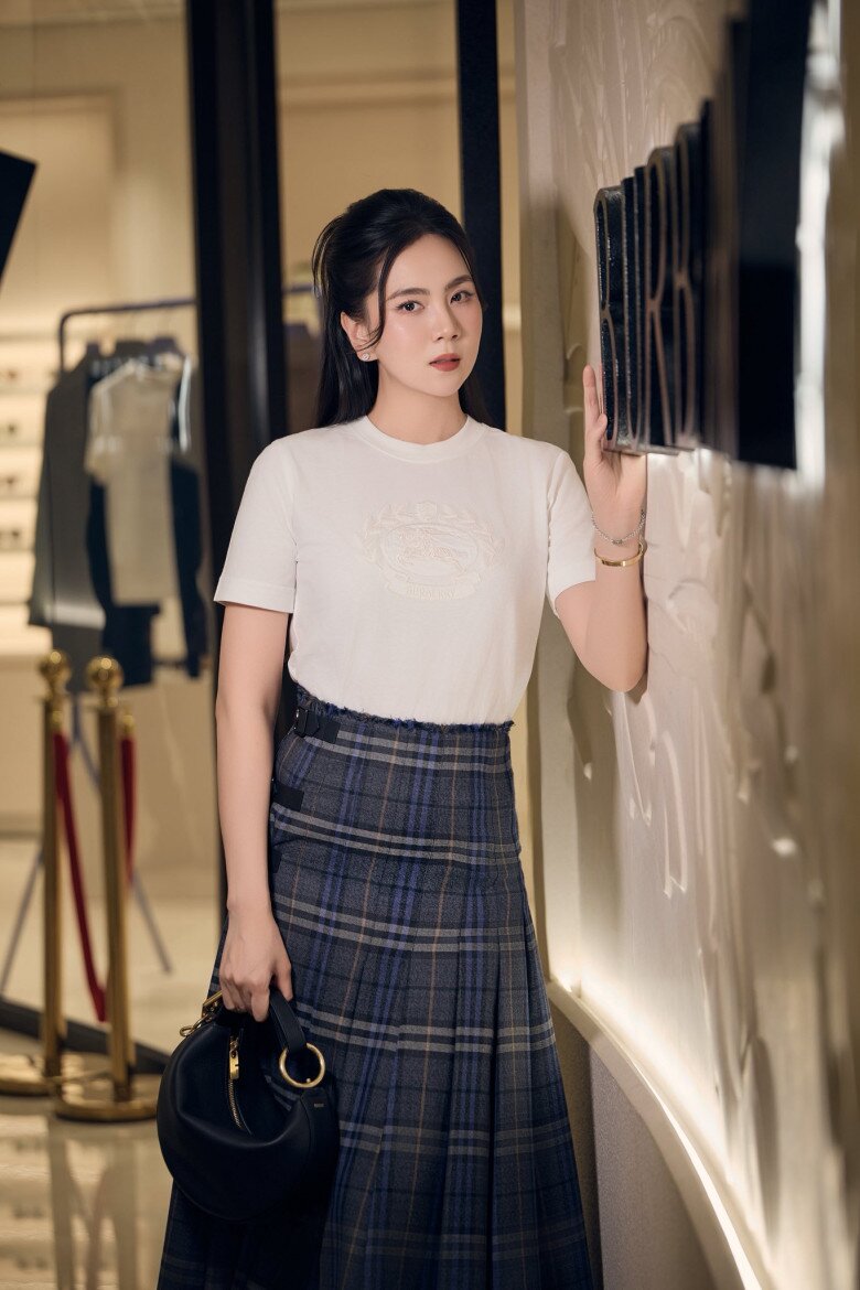 Nữ MC xuất hiện rạng rỡ ở sự kiện.