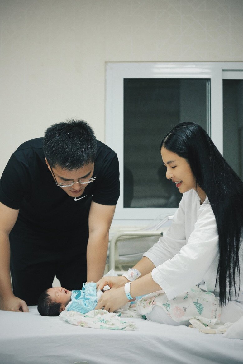 Hoa hậu Ngọc Hân chào đón quý tử đầu lòng với ông xã làm trong lĩnh vực ngoại giao.