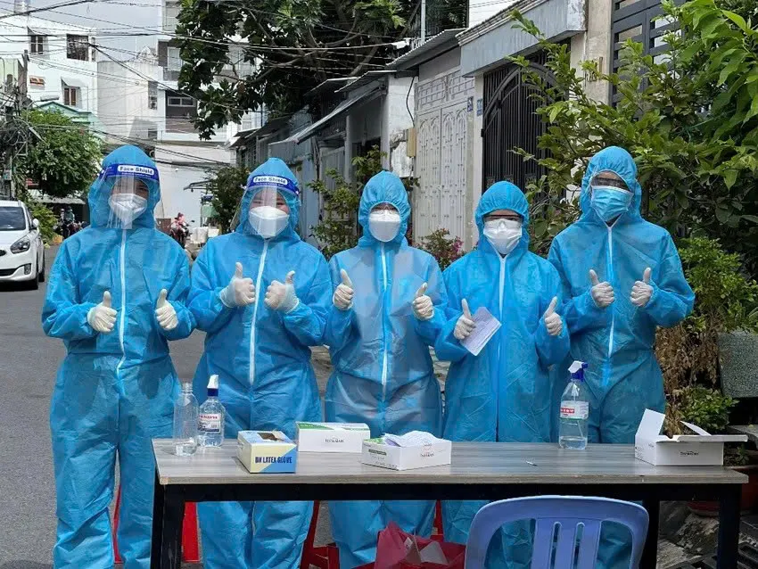 Chị Bùi Thị Phương Thảo (thứ 2 từ phải sang) cùng các tình nguyện viên hỗ trợ lấy mẫu xét nghiệm COVID-19. Ảnh: NVCC