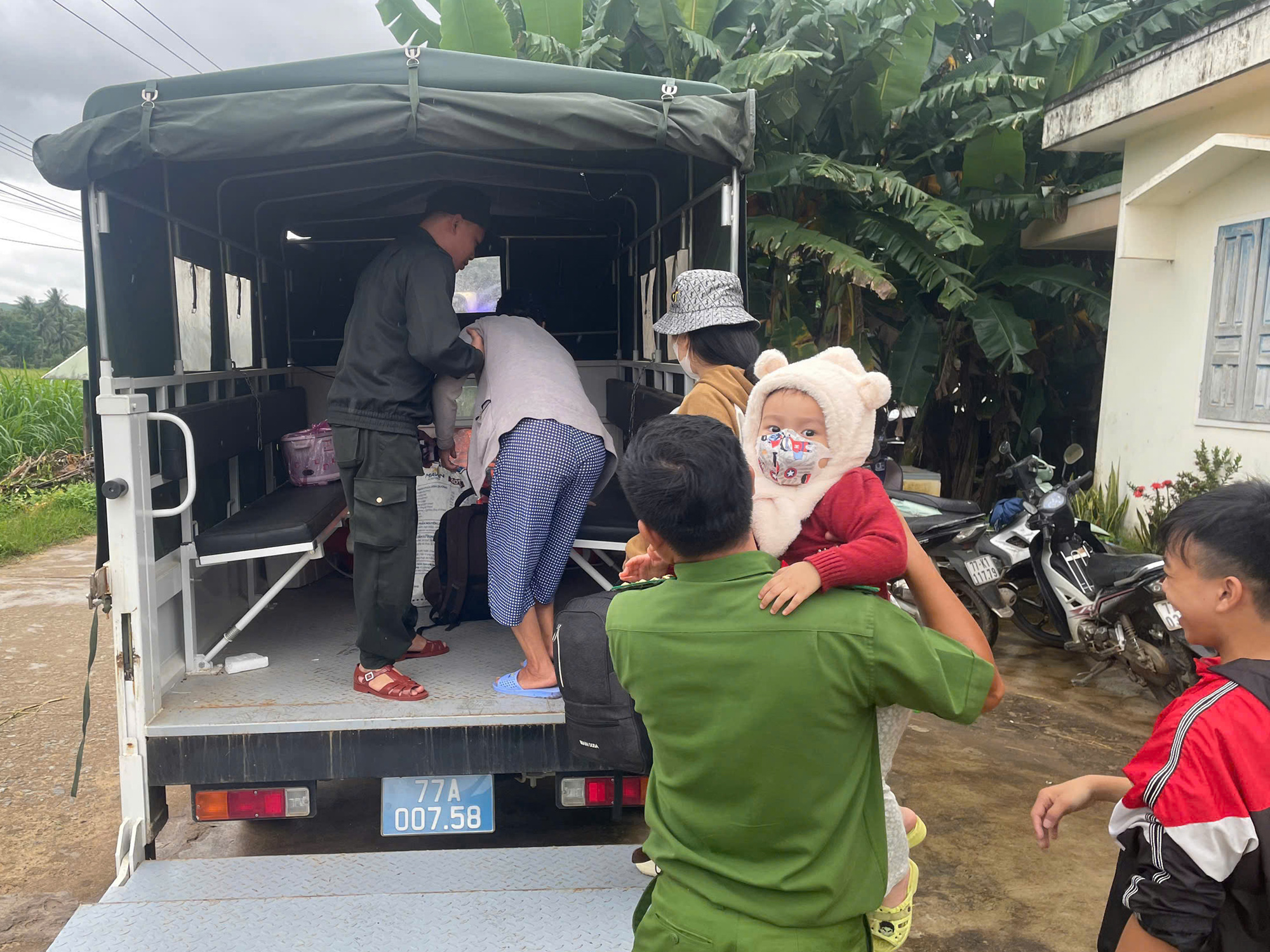 Bão Kalmaegi giật cấp 15, Gia Lai kích hoạt phương án ứng phó cao nhất - Ảnh 2.