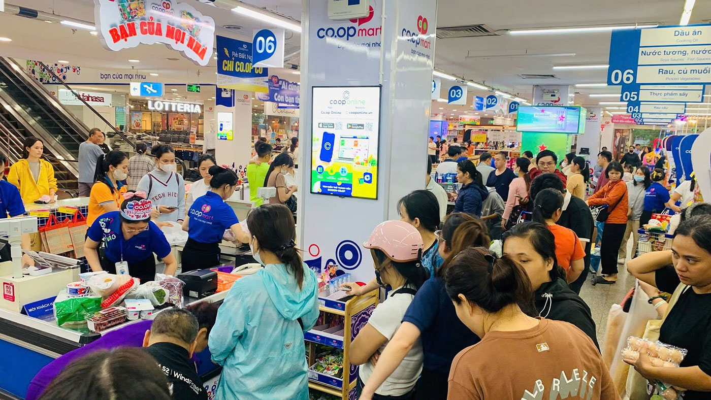 Saigon Co.op giảm sâu thực phẩm thiết yếu, san sẻ cùng người dân miền Trung trước bão  - Ảnh 3.