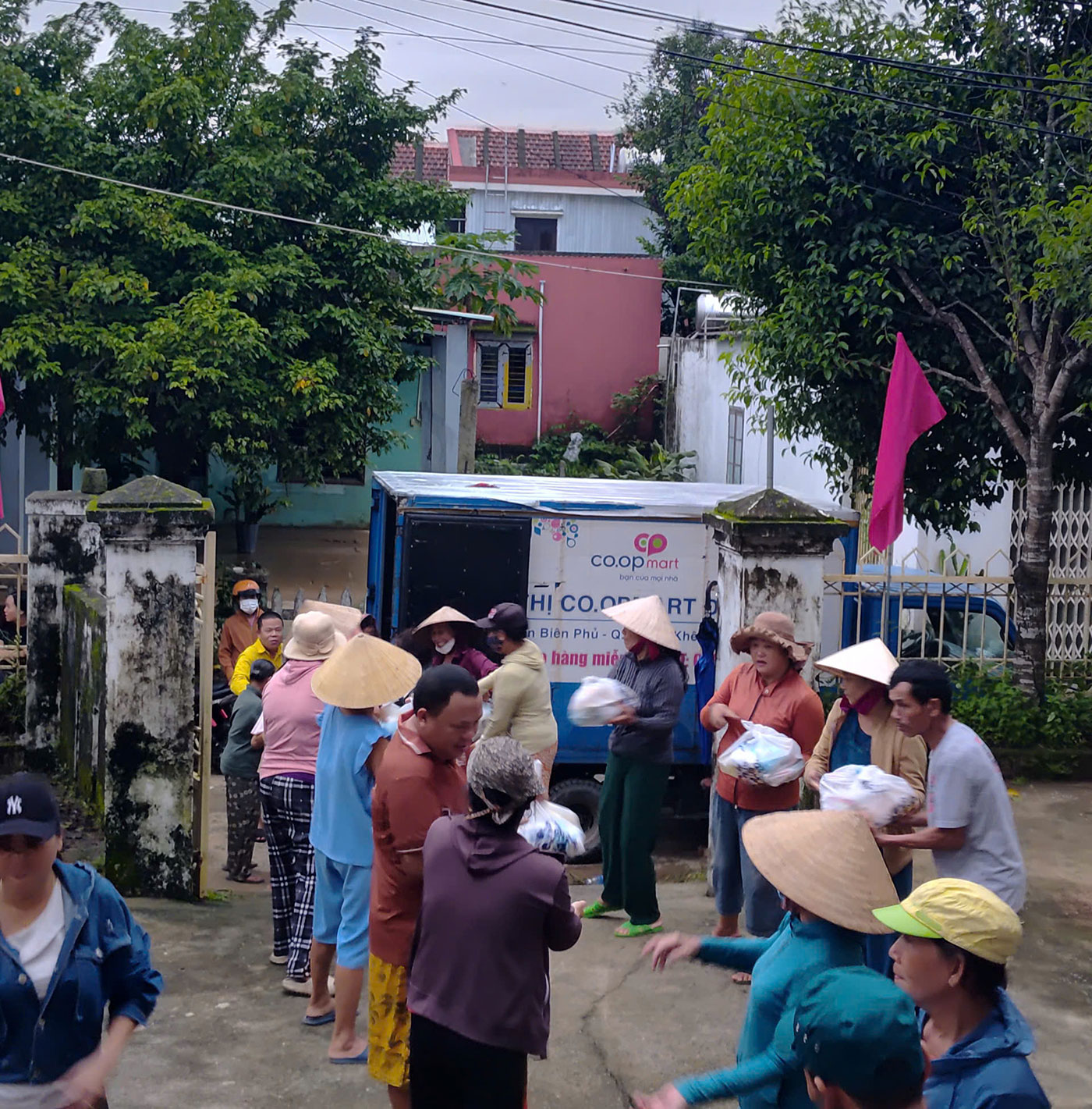 Saigon Co.op giảm sâu thực phẩm thiết yếu, san sẻ cùng người dân miền Trung trước bão  - Ảnh 6.