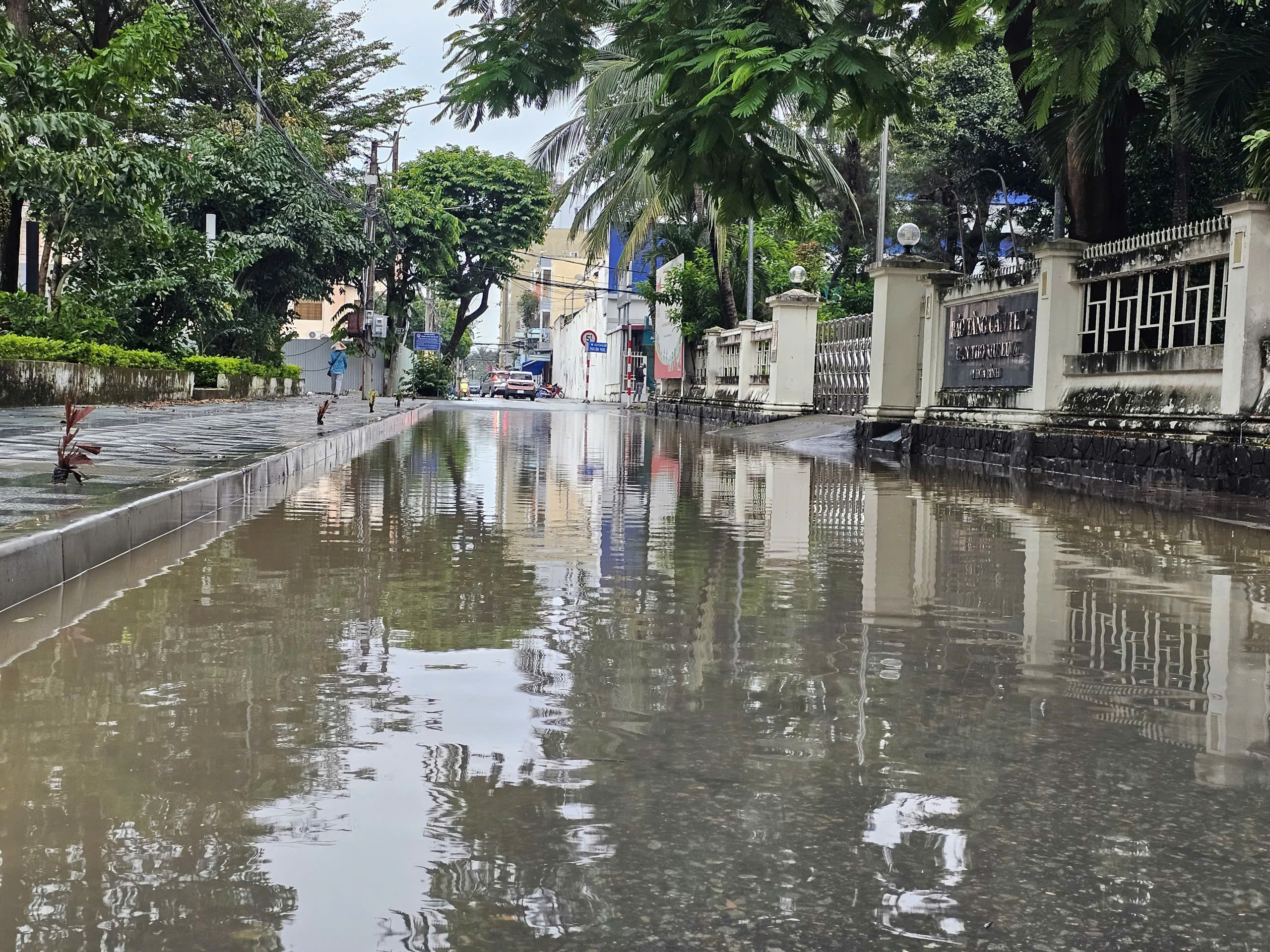 Triều cường ở Cần Thơ cao kỷ lục, nhiều tuyến đường cao ráo vẫn bị ngập - Ảnh 4.