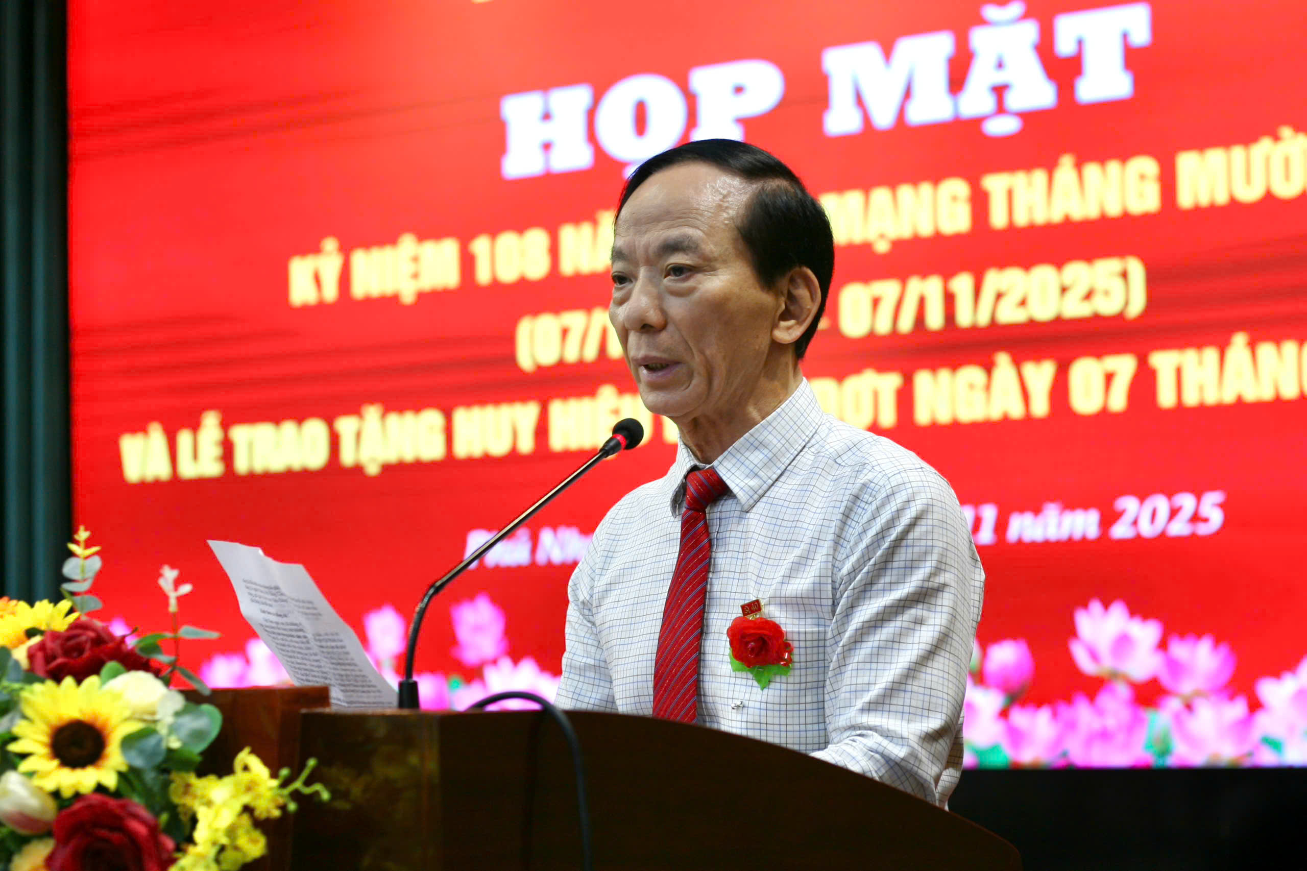 Trao huy hiệu Đảng tại phường Phú Nhuận - Ảnh 8.