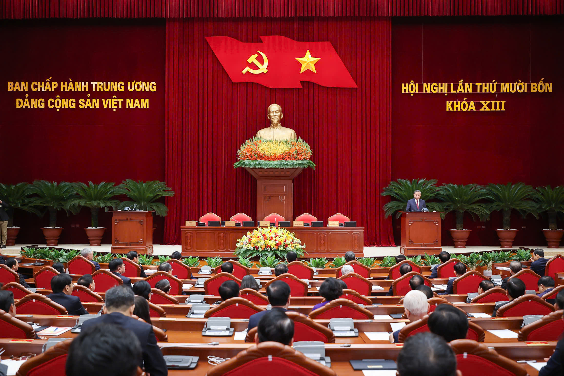 Thống nhất giới thiệu nhân sự tái cử, tham gia lần đầu Bộ Chính trị khóa XIV - Ảnh 3.