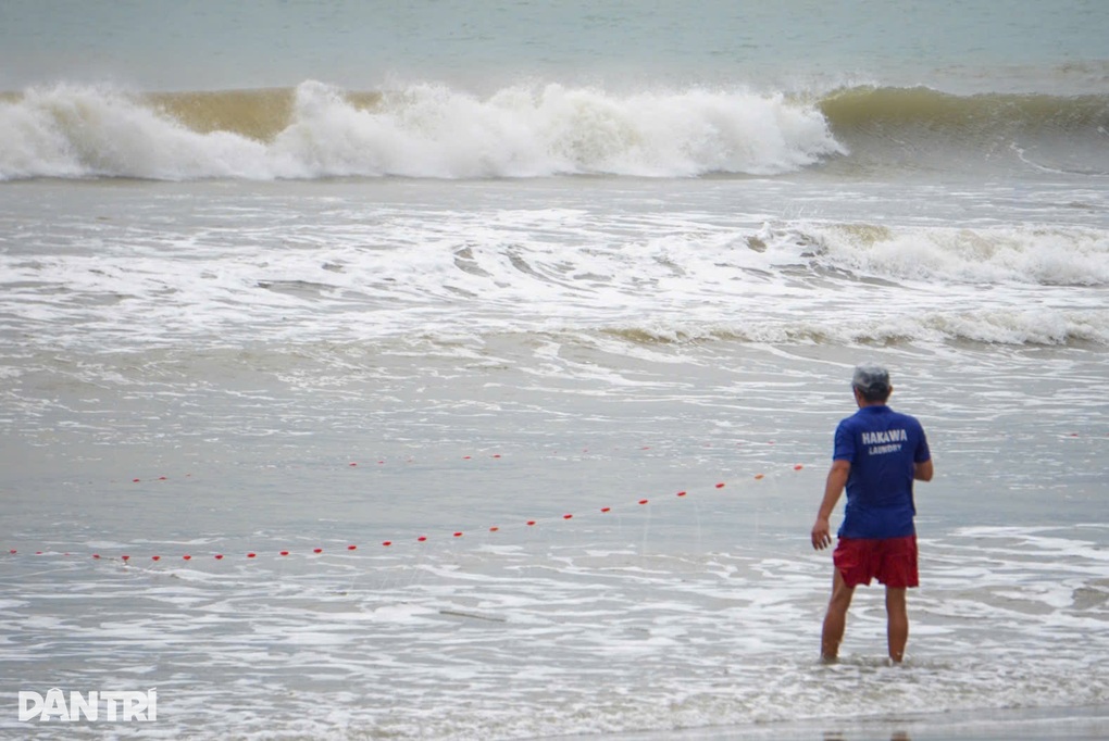 Du khách ra biển lướt sóng trước giờ bão Kalmaegi áp sát - 2