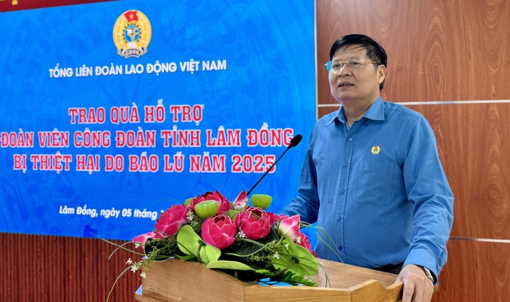 Tổng LĐLĐ Việt Nam trao 500 triệu đồng hỗ trợ công nhân tỉnh Lâm Đồng bị thiệt hại do bão lũ - Ảnh 3.