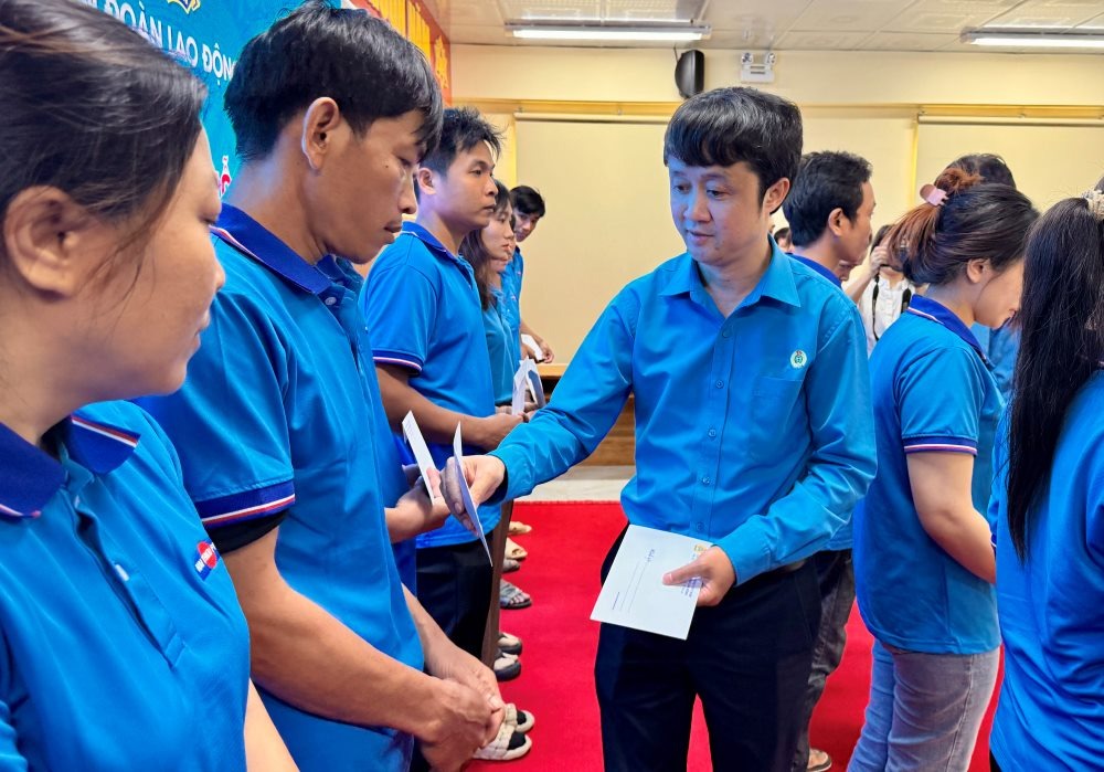 Tổng LĐLĐ Việt Nam trao 500 triệu đồng hỗ trợ công nhân tỉnh Lâm Đồng bị thiệt hại do bão lũ - Ảnh 4.