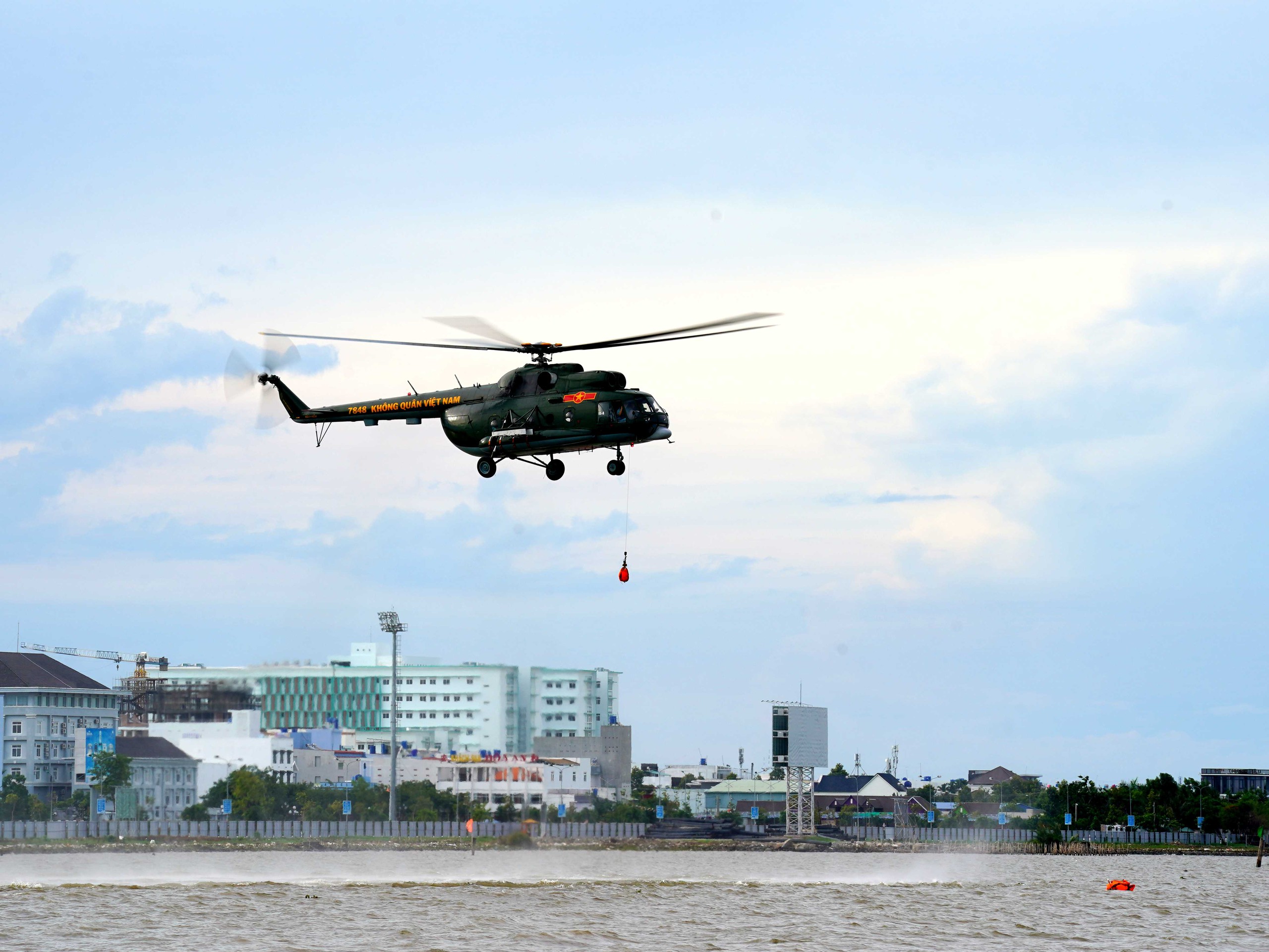 Trực thăng quân sự luyện tập bay treo cứu người tại Rạch Giá- Ảnh 2.