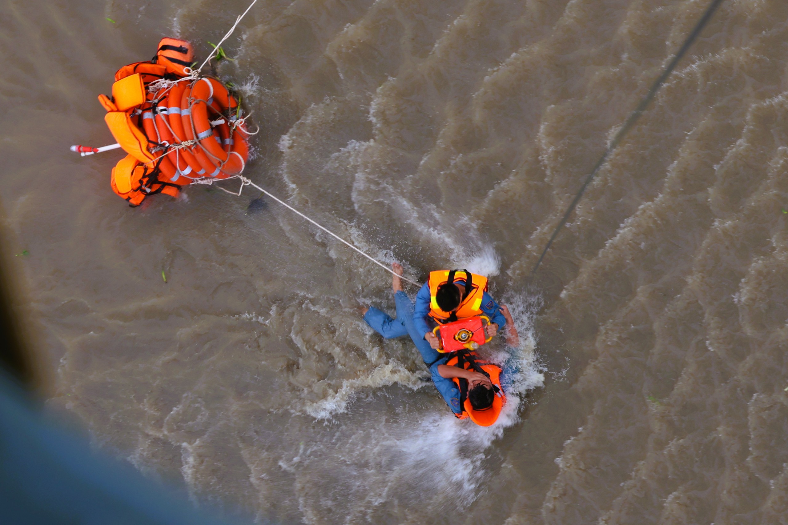 Trực thăng quân sự luyện tập bay treo cứu người tại Rạch Giá- Ảnh 4.