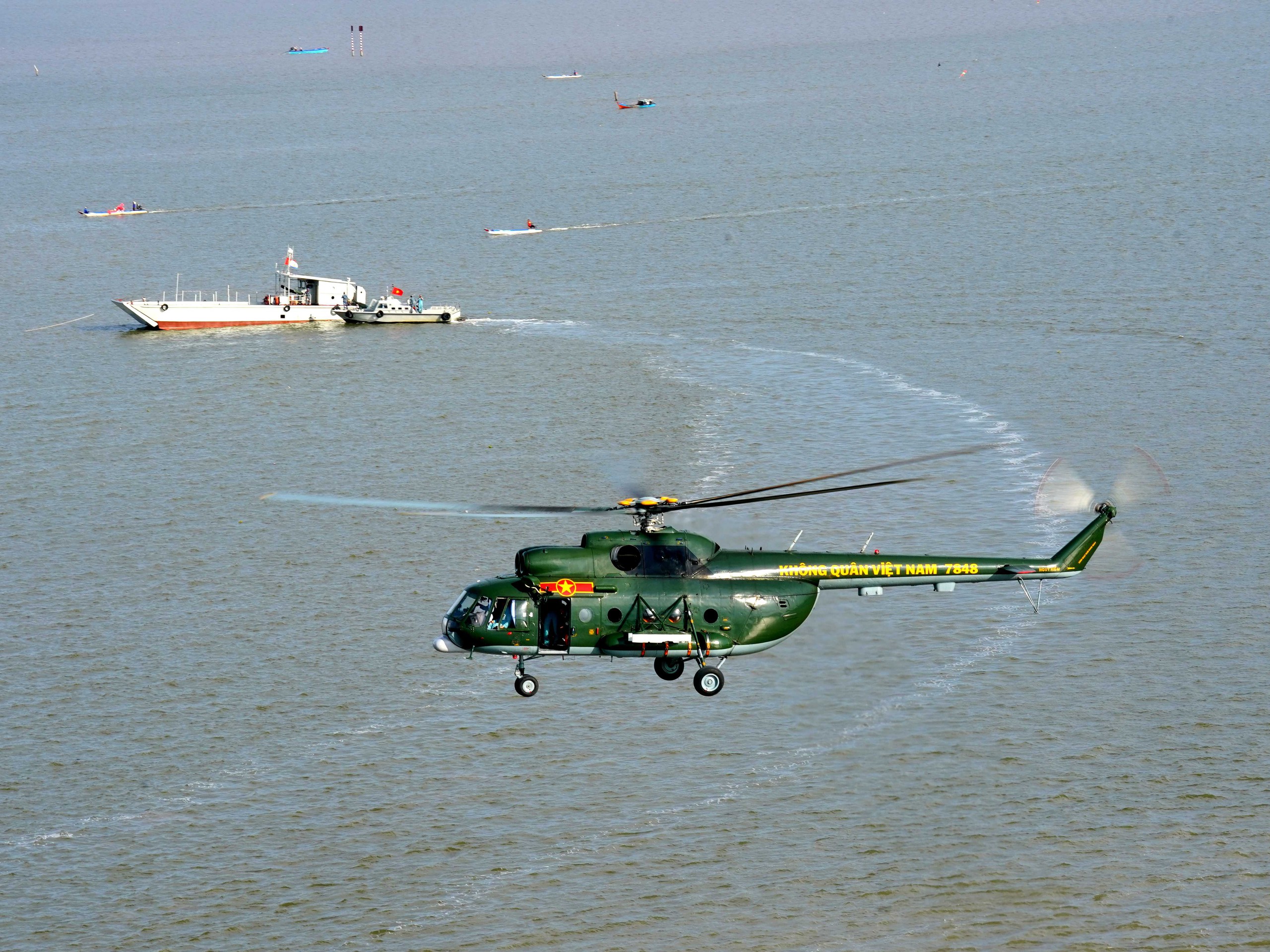 Trực thăng quân sự luyện tập bay treo cứu người tại Rạch Giá- Ảnh 5.