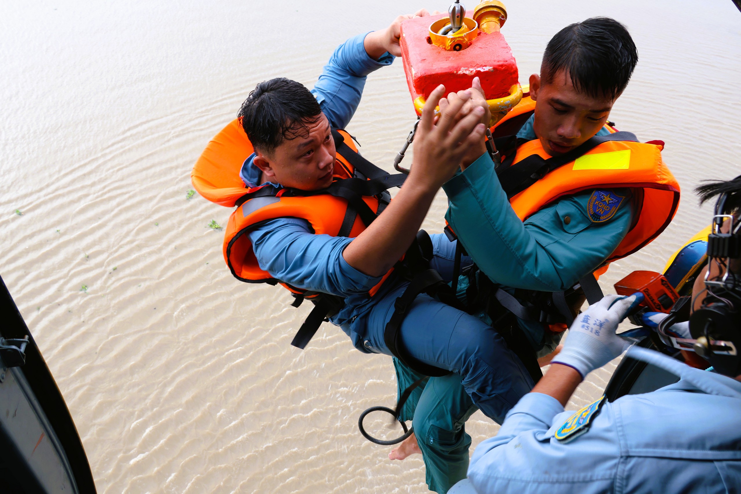Trực thăng quân sự luyện tập bay treo cứu người tại Rạch Giá- Ảnh 6.
