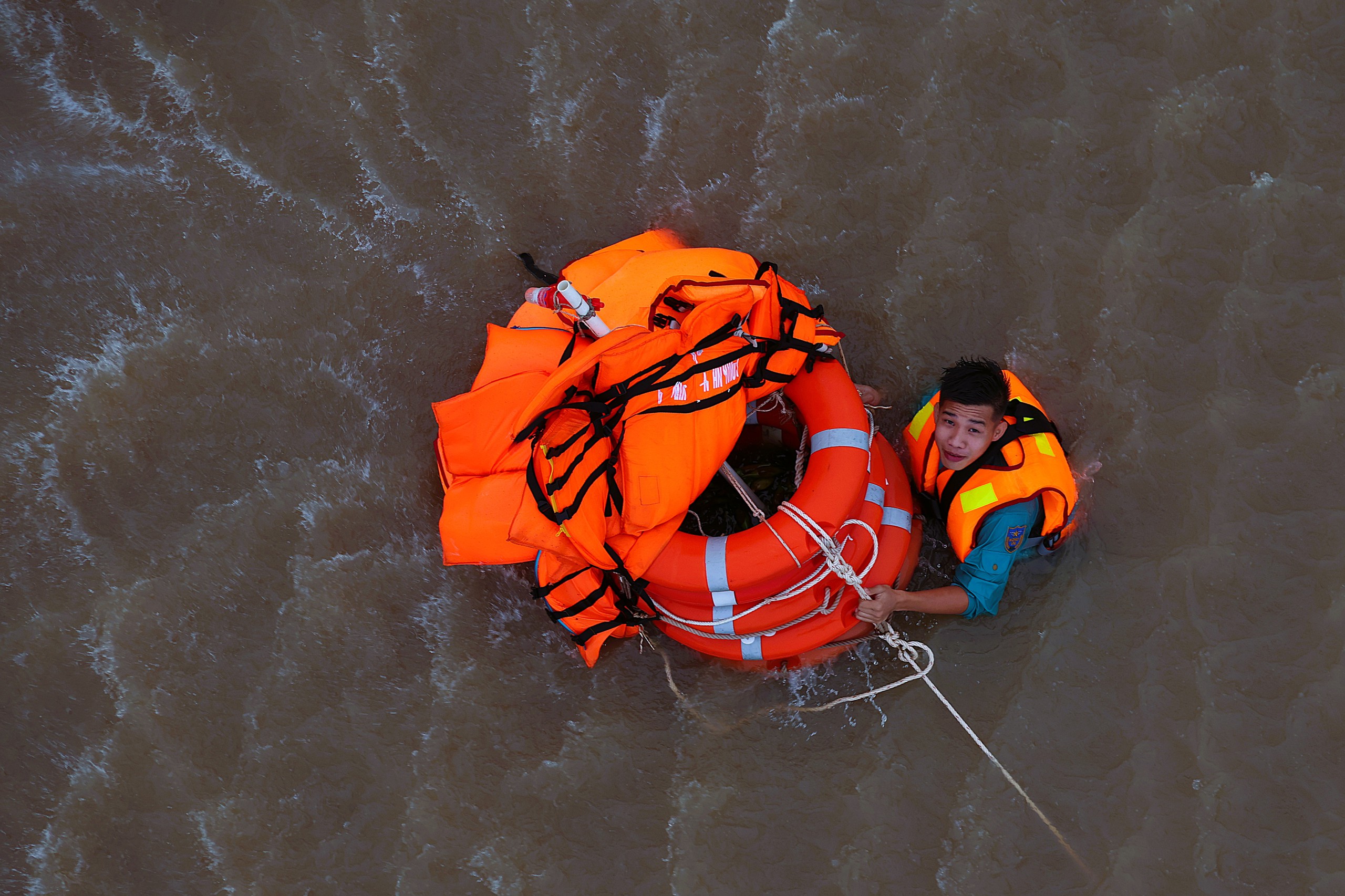 Trực thăng quân sự luyện tập bay treo cứu người tại Rạch Giá- Ảnh 7.