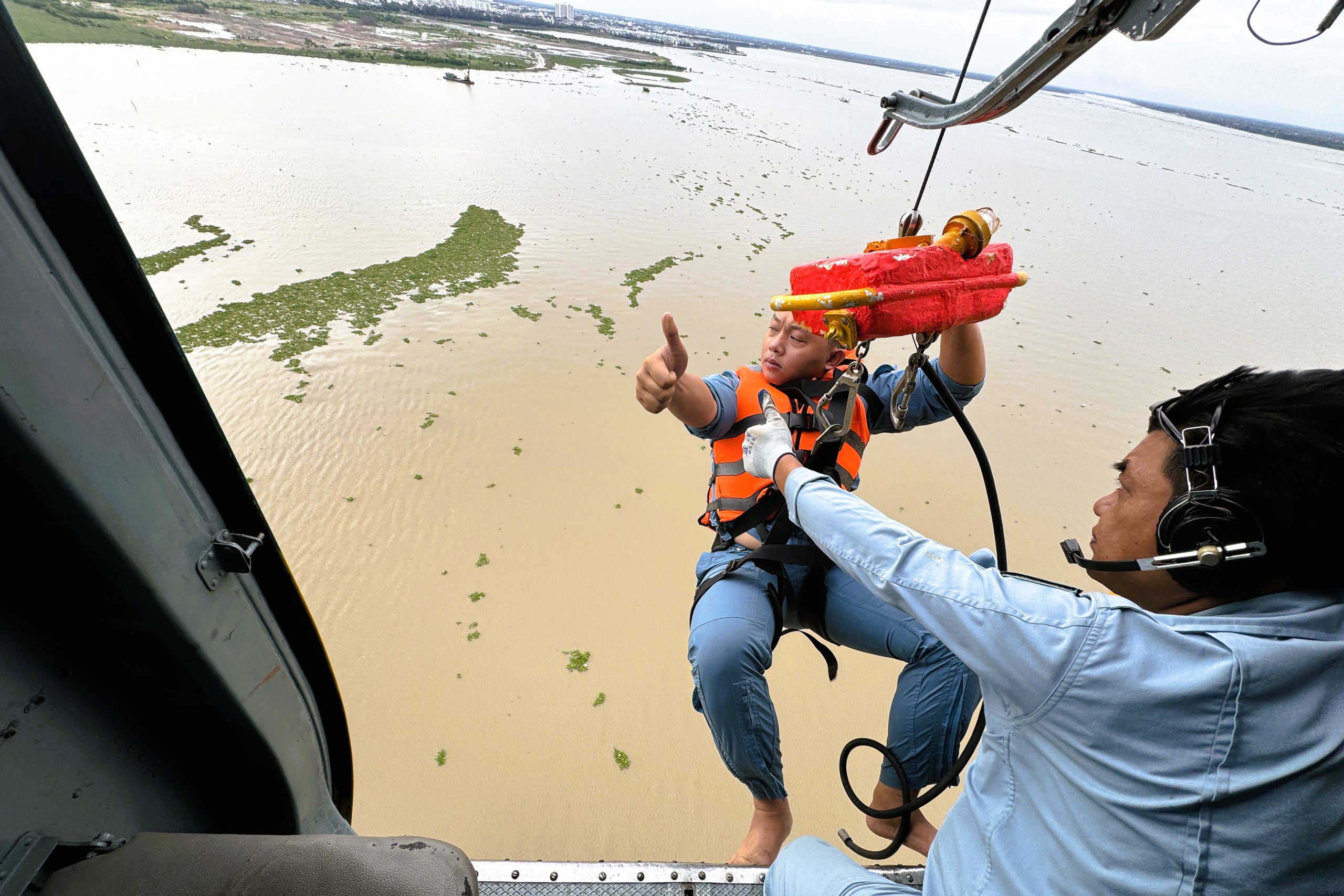 Trực thăng quân sự luyện tập bay treo cứu người tại Rạch Giá- Ảnh 8.