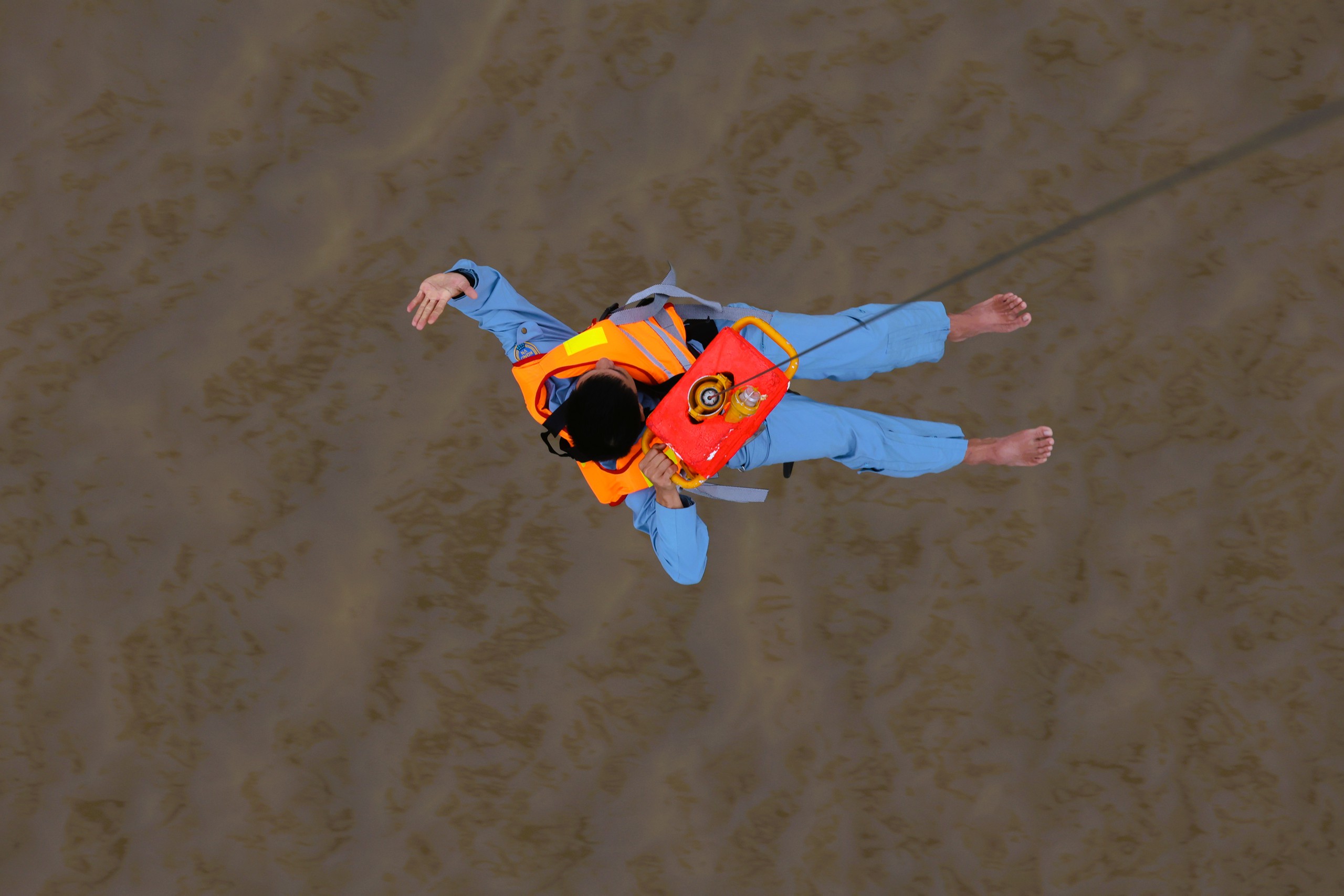 Trực thăng quân sự luyện tập bay treo cứu người tại Rạch Giá- Ảnh 9.