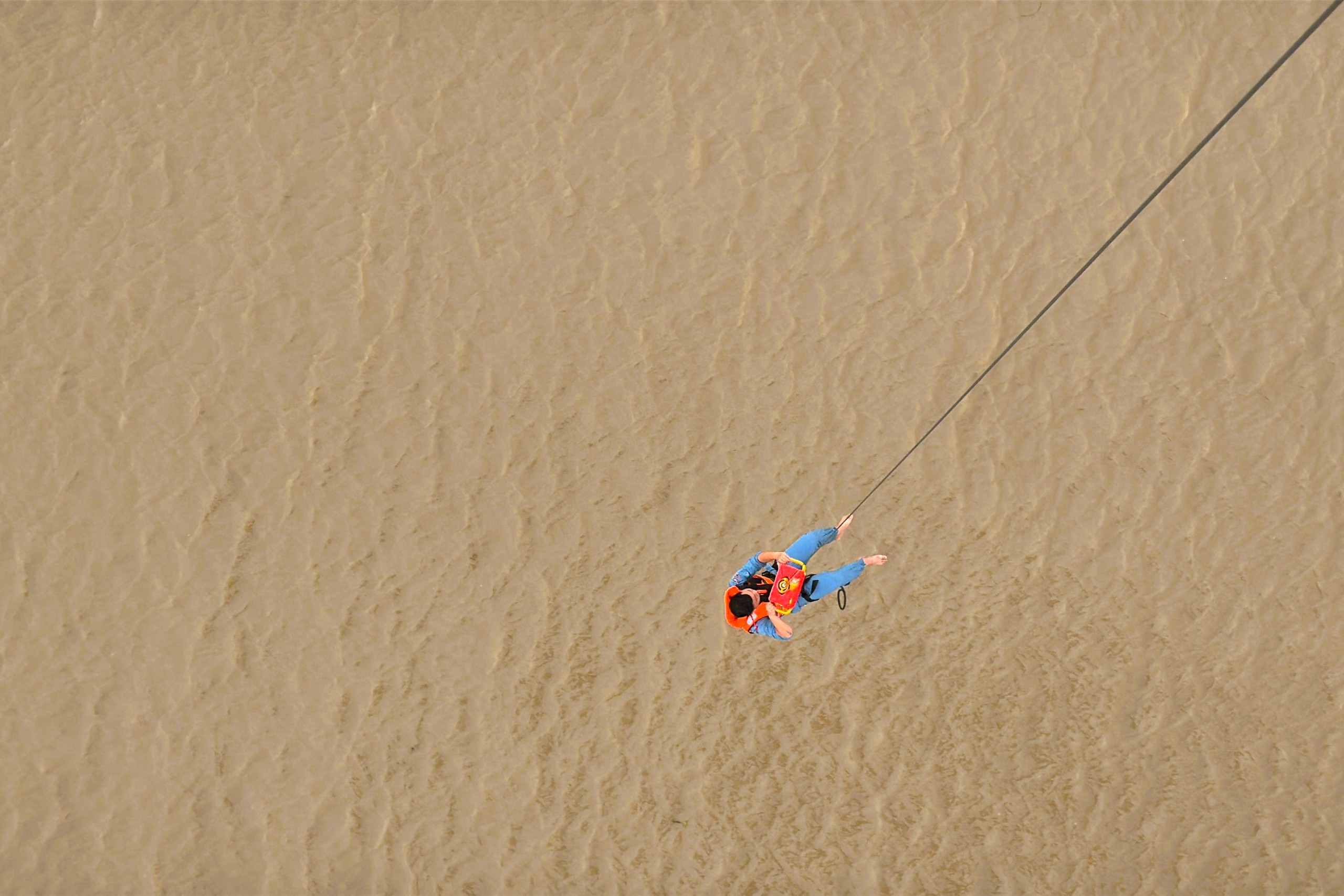 Trực thăng quân sự luyện tập bay treo cứu người tại Rạch Giá- Ảnh 10.