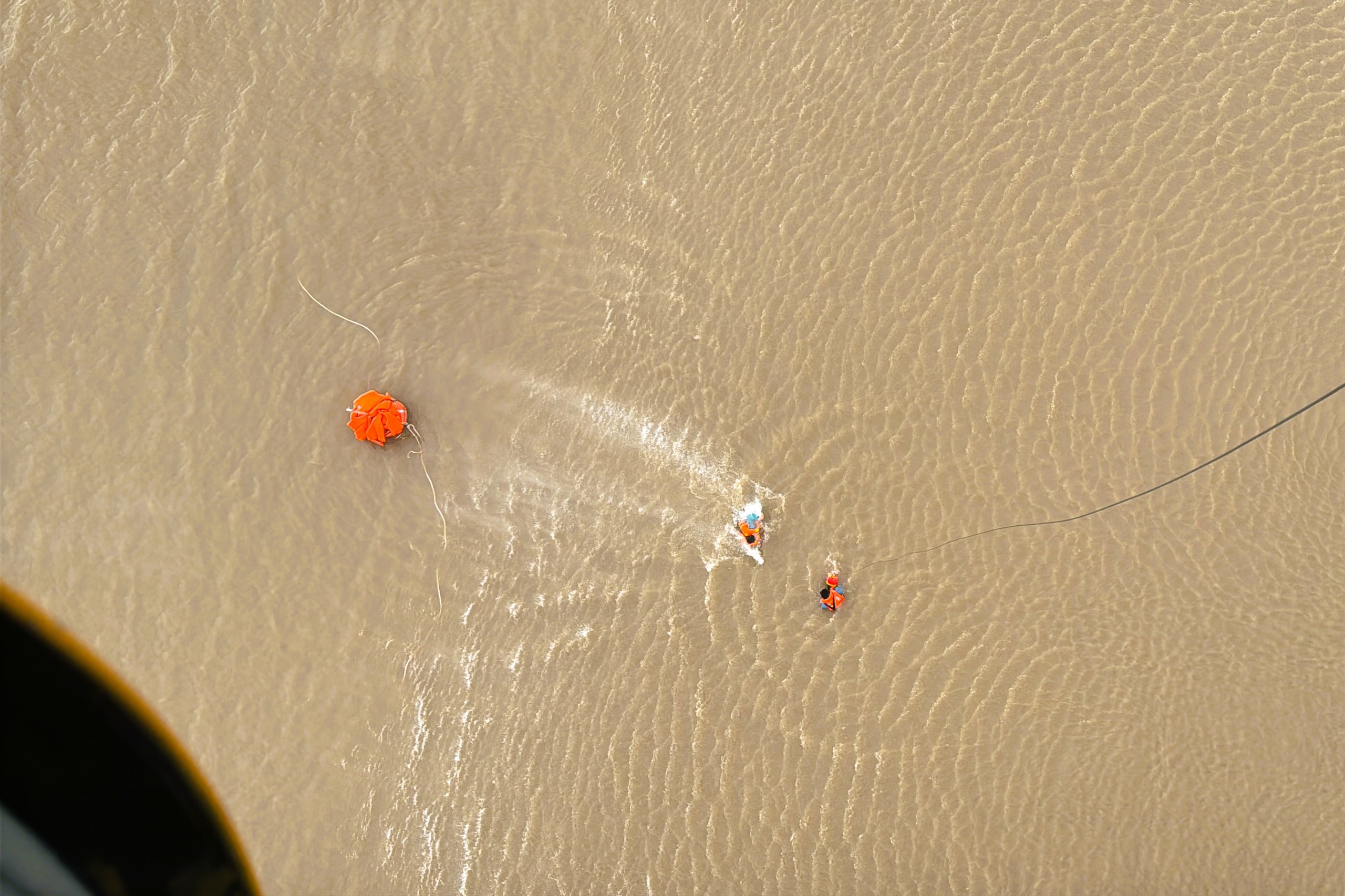 Trực thăng quân sự luyện tập bay treo cứu người tại Rạch Giá- Ảnh 11.