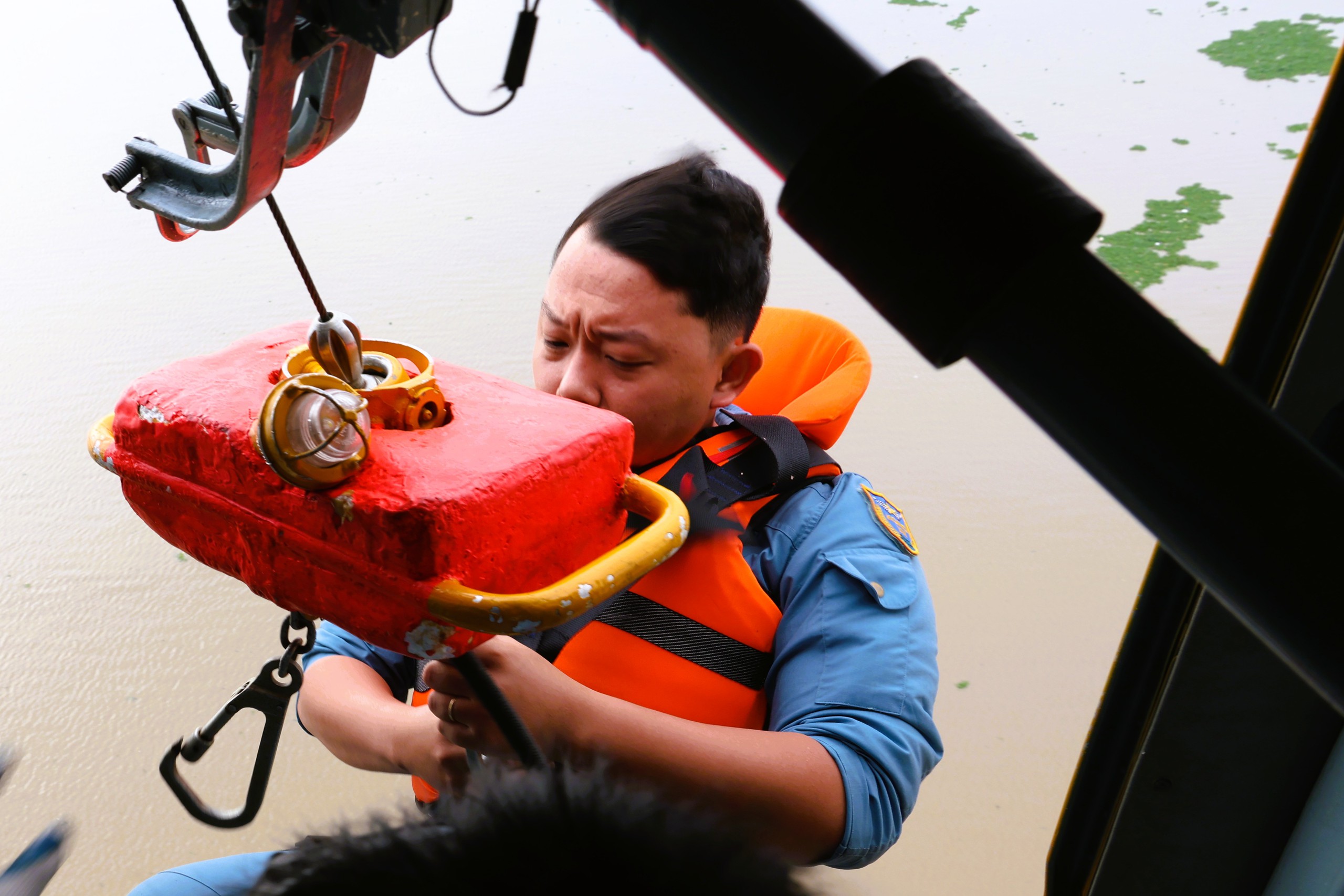 Trực thăng quân sự luyện tập bay treo cứu người tại Rạch Giá- Ảnh 13.