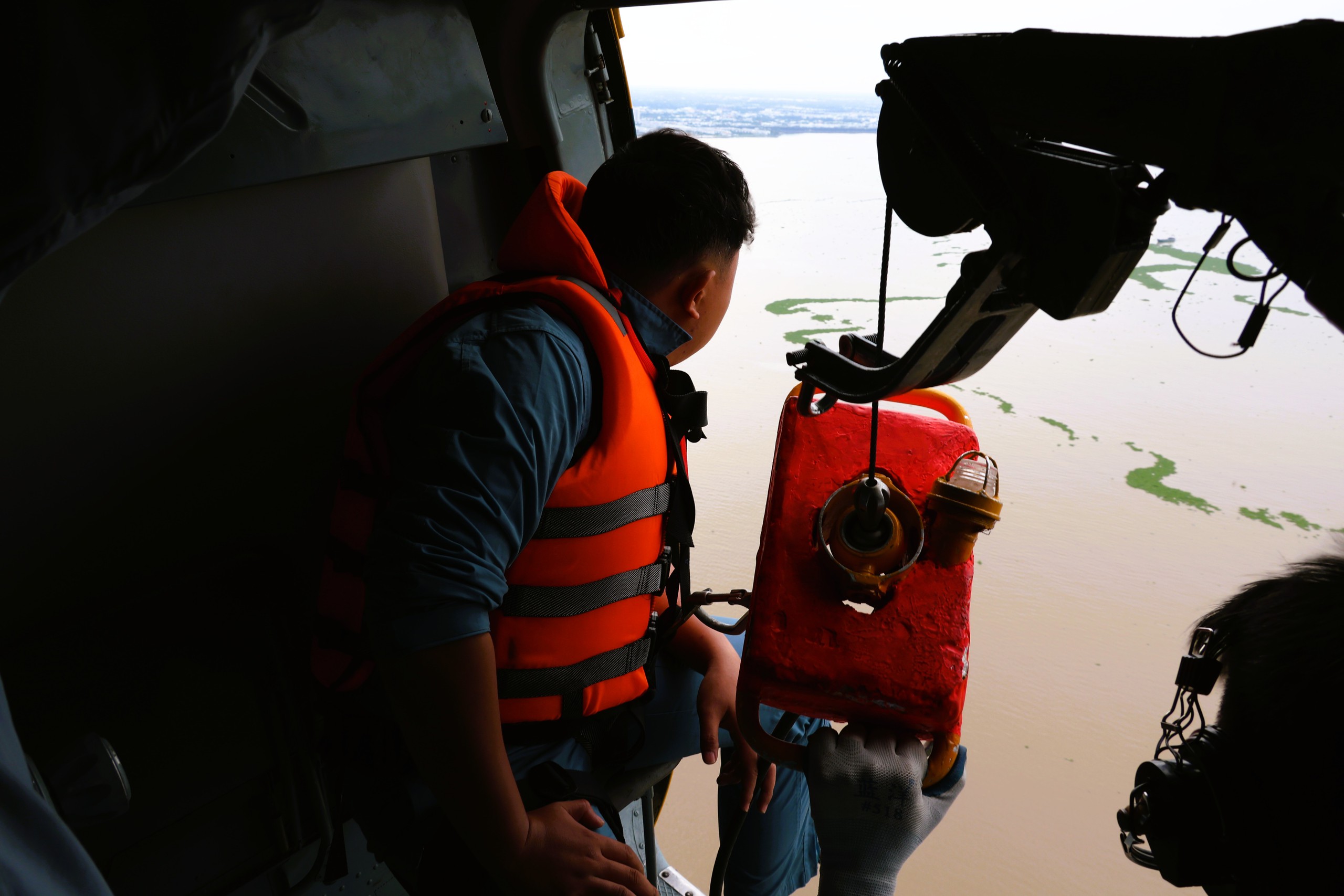 Trực thăng quân sự luyện tập bay treo cứu người tại Rạch Giá- Ảnh 14.