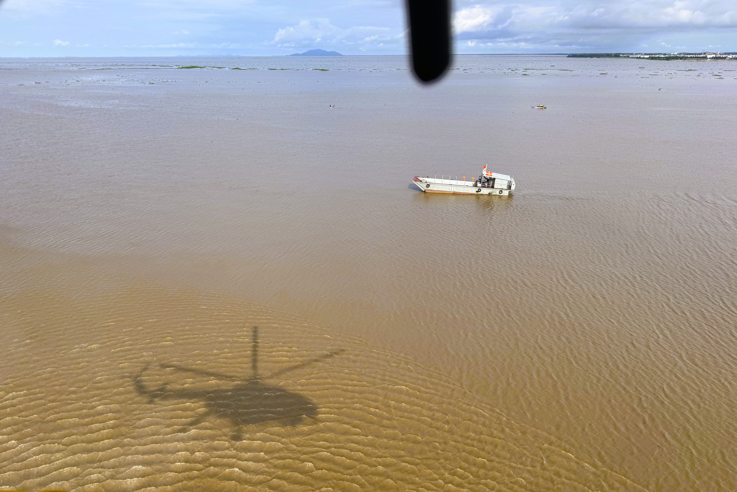Trực thăng quân sự luyện tập bay treo cứu người tại Rạch Giá- Ảnh 15.