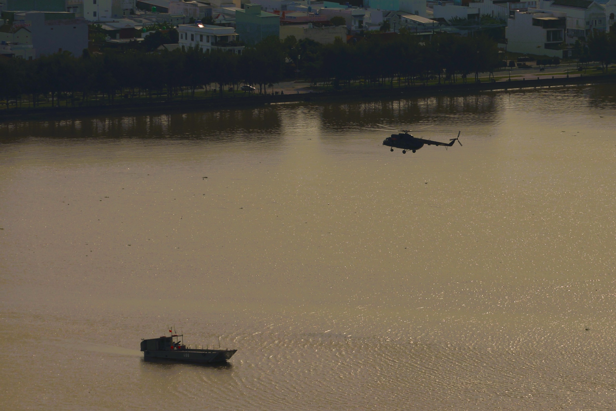 Trực thăng quân sự luyện tập bay treo cứu người tại Rạch Giá- Ảnh 16.