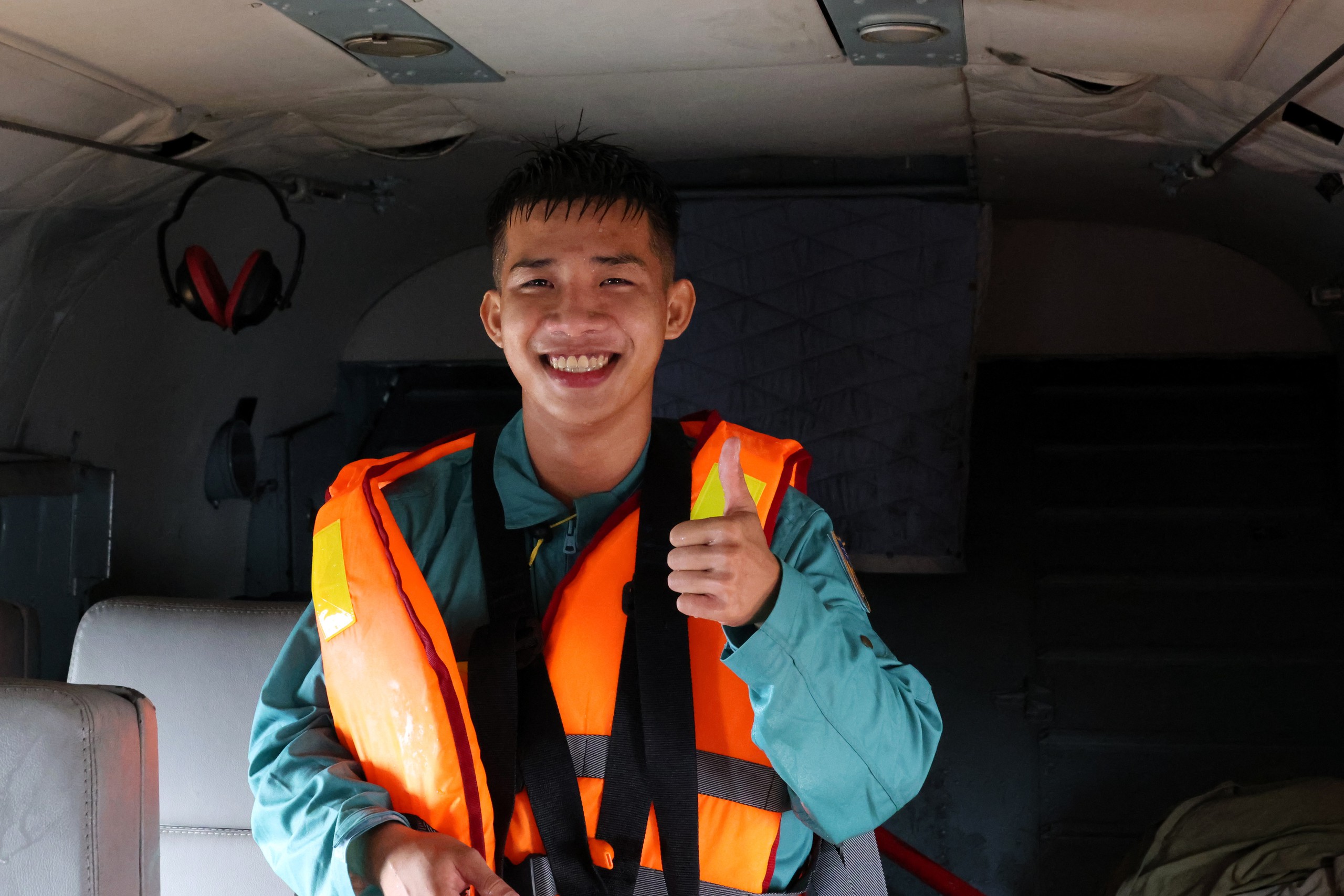 Trực thăng quân sự luyện tập bay treo cứu người tại Rạch Giá- Ảnh 17.